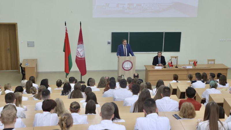 Старшыня аблвыканкама Уладзімір Сцяпанавіч Каранік правёў адкрыты дыялог з першакурснікамі Гродзенскага медуніверсітэта