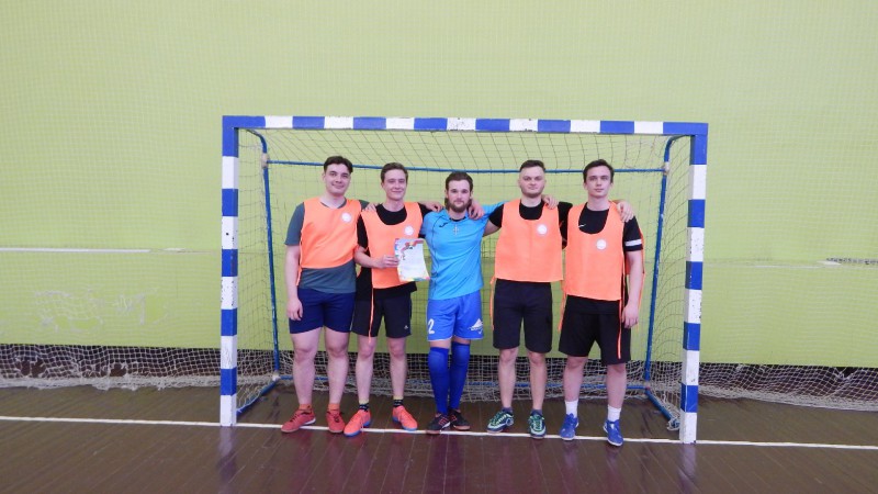 Команда-победительница первенства по мини-футболу студенты общежития №4