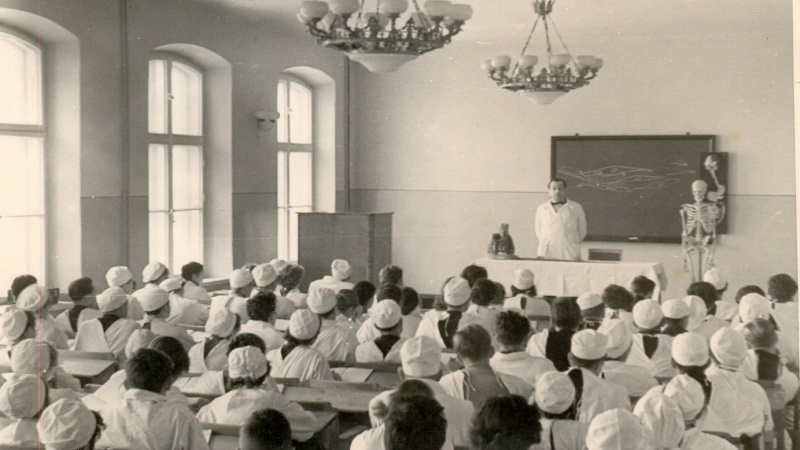 Создатель анатомического музея ГрГМУ Армен Николаевич Габузов читает лекцию