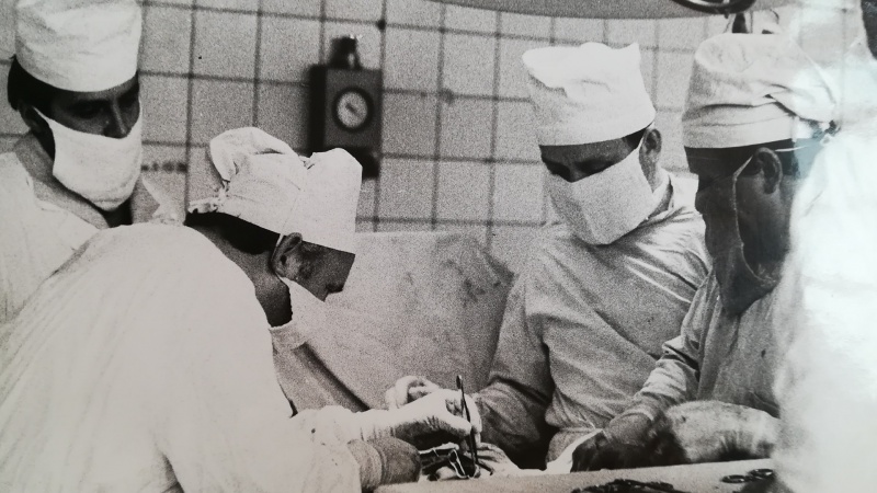 Профессор Николай Иванович Батвинков в операционной