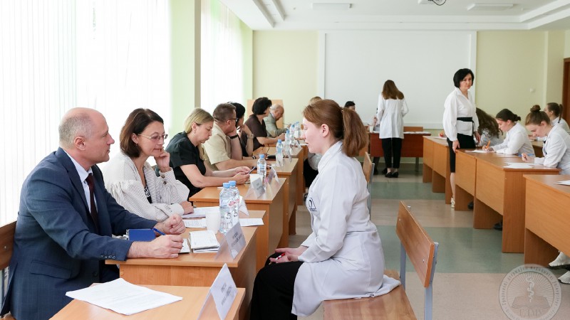 Студенты медико-диагностического факультета ГрГМУ сдают государственные экзамены
