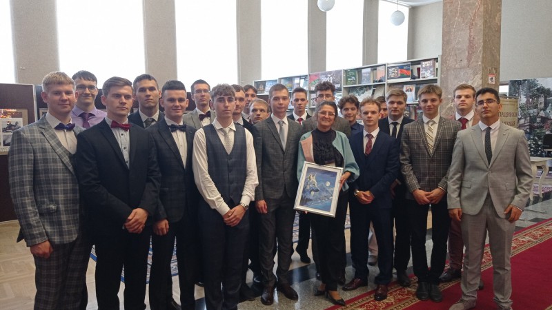 Подарок сотрудникам библиотеки им. Карского за познавательные экскурсиина базе этой библиотеки