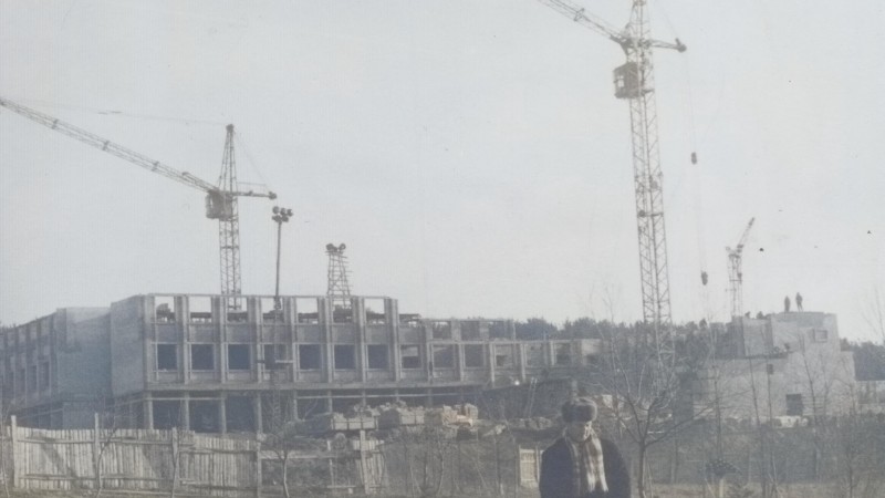 На фоне строящегося здания Института биохимии
