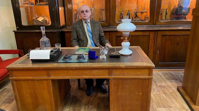 Заведующий кафедрой нормальной физиологии профессор Зинчук Виктор Владимирович за рабочим столом в музее кафедры нормальной физиологии Казанского государственного медицинского университета