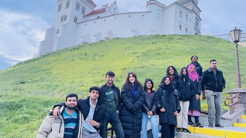 Студенты курируемой Фединой Е. М. 15 группы 1 курса факультета иностранных учащихся у Старого замка во время пешеходной экскурсии по центральной части города Гродно