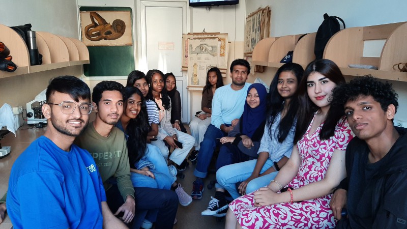 Студенты курируемой Фединой Е. М. 15 группы 1 курса факультета иностранных учащихся во время кураторского часа за просмотром фильма-расследования «Дети на прицеле: завербованные врагом»