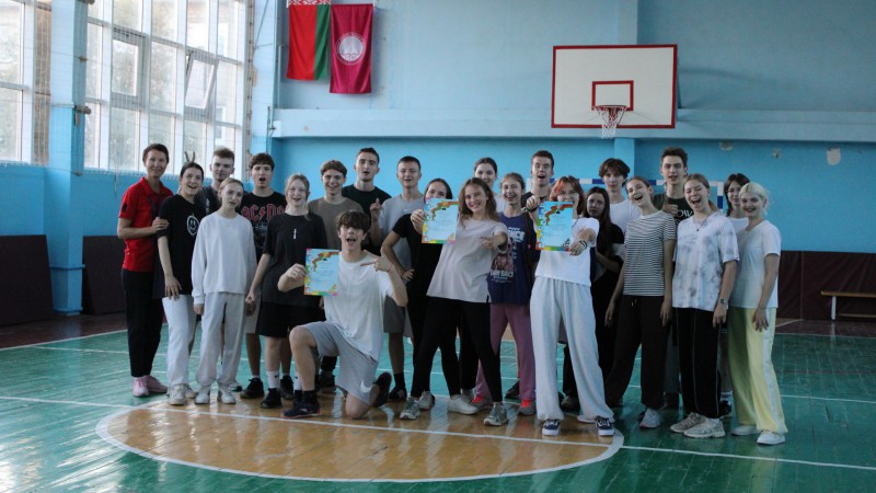 Общее фото участников спортландии педиатрического факультета среди студентов 1 курса