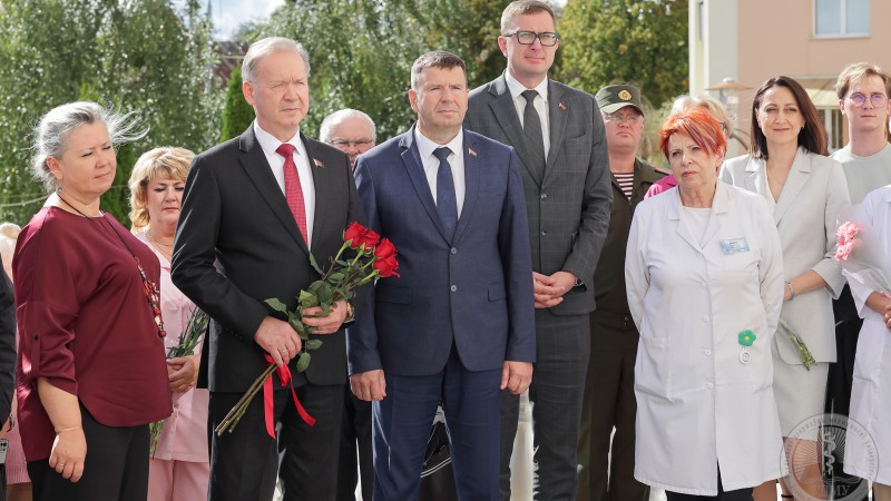Открытие мемориальной доски выдающегося педиатра Михаила Петровича Шейбака