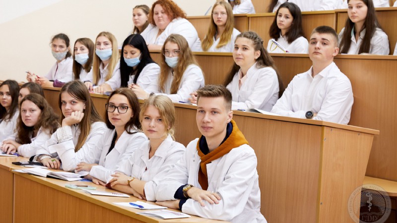 Напутственные слова и знакомство с университетом. В ГрГМУ прошли собрания факультетов для первокурсников