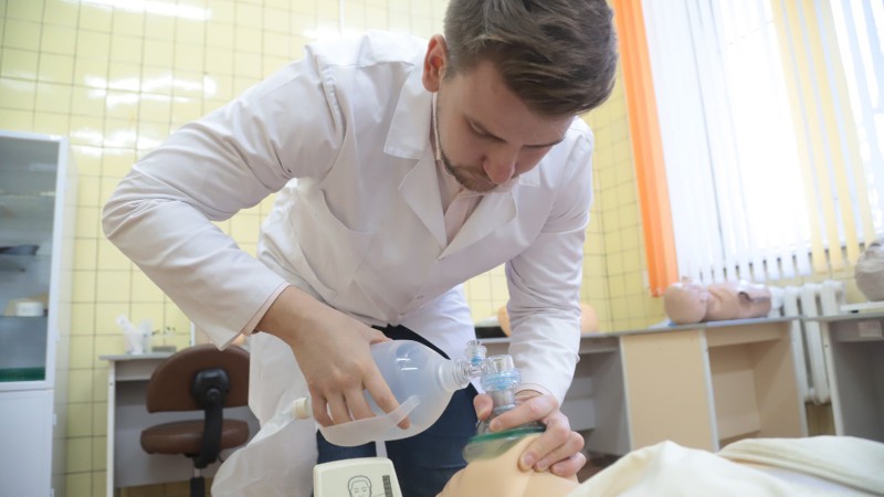 «Медицина – это неразрывный симбиоз теории и практики». Молодой специалист Антон Лемеш рассказал о том, почему решил вернуться в родную Alma Mater