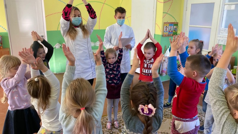 Витаминки, веселая зарядка и добрые врачи: студенты педиатрического факультета провели занятие в детском саду №45