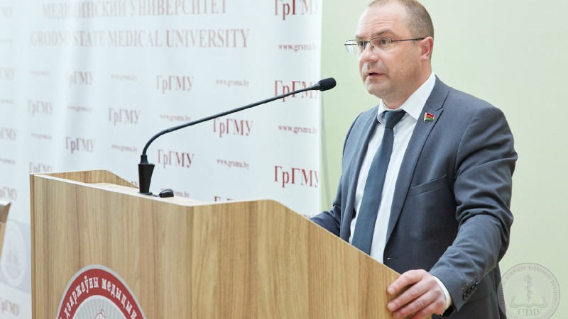 «Уголовное дело о геноциде белорусского народа не имеет аналогов в нашей стране». Участие в заседании совета университета ГрГМУ принял заместитель прокурора области Андрей Скурат