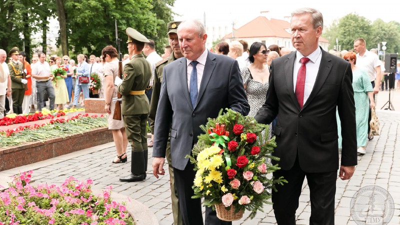 Вечная память героям! Руководство и коллектив ГрГМУ в День всенародной памяти жертв Великой Отечественной войны и геноцида белорусского народа приняли участие в митинге-реквиеме
