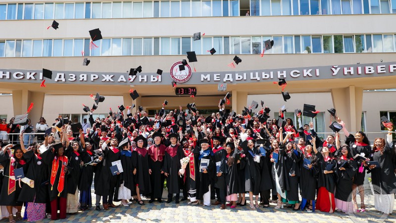 "Вы везде будете носить гордое звание выпускника ГрГМУ". Выпускной факультета иностранных учащихся