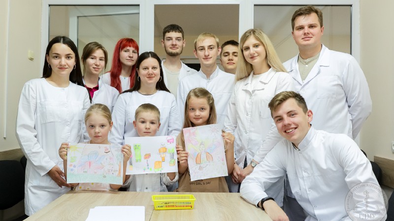 Маленькие пациенты, квизы и хирургические станции. Как работала первая в стране летняя педиатрическая школа ГрГМУ