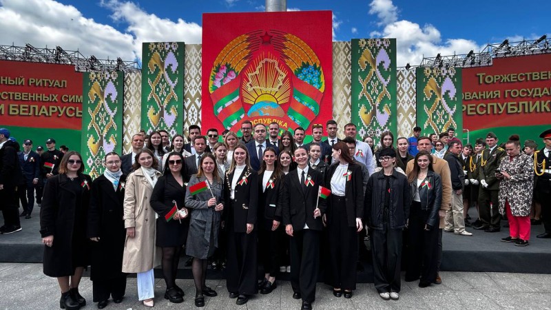 Студенты ГрГМУ в составе делегации  Гродненской области приняли участие в торжествах по случаю празднования Дня Государственных символов Республики Беларусь