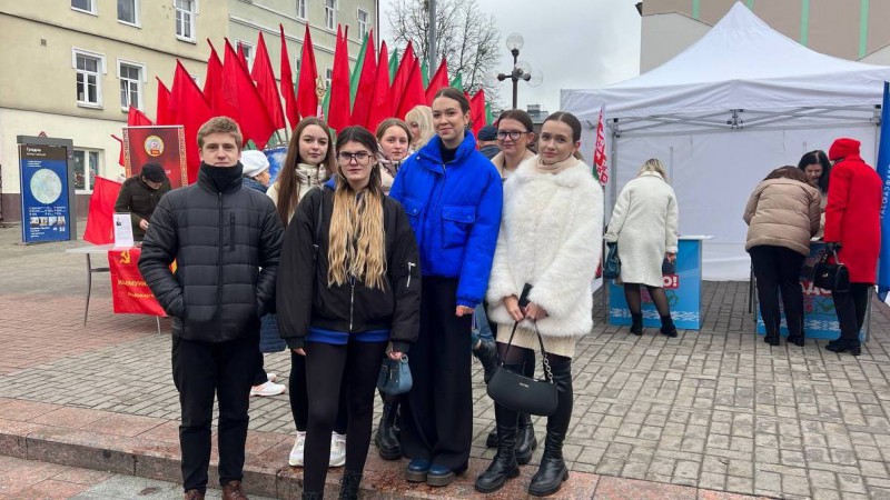 Наш голос имеет значение! Студенты-активисты БРСМ участвуют в предвыборном пикете по сбору подписей для выдвижения кандидатов в Президенты Республики Беларусь