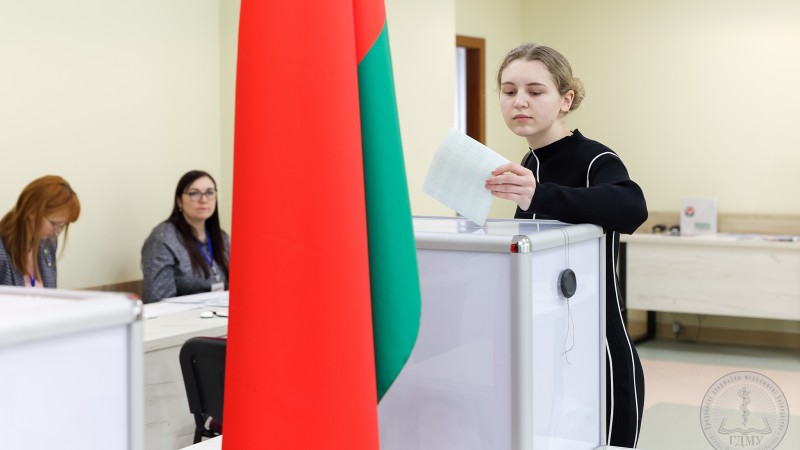 В Беларуси стартовало досрочное голосование. Активно работают участки для голосования, расположенные в ГрГМУ