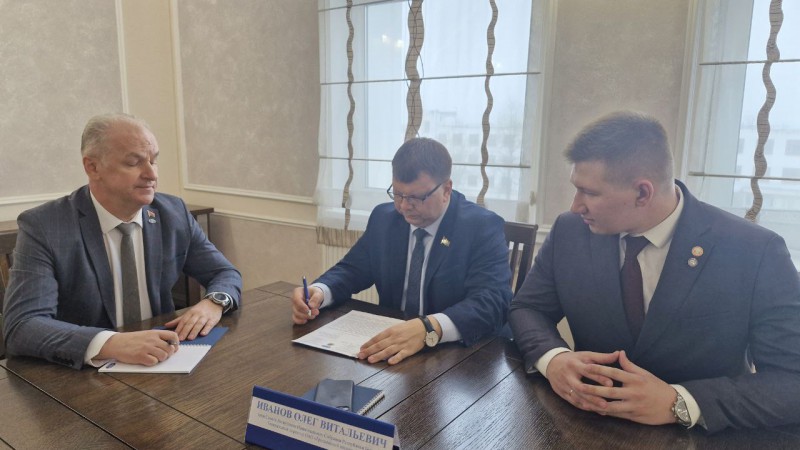 Студент ГрГМУ Матвей Лянцевич принял участие в личном приеме граждан членом Постоянной комиссии Совета Республики Национального собрания Олегом Ивановым