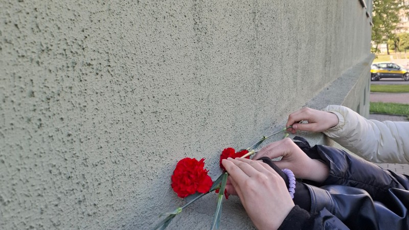 Возложение цветов к мемориальной доске Г.А. Обухова