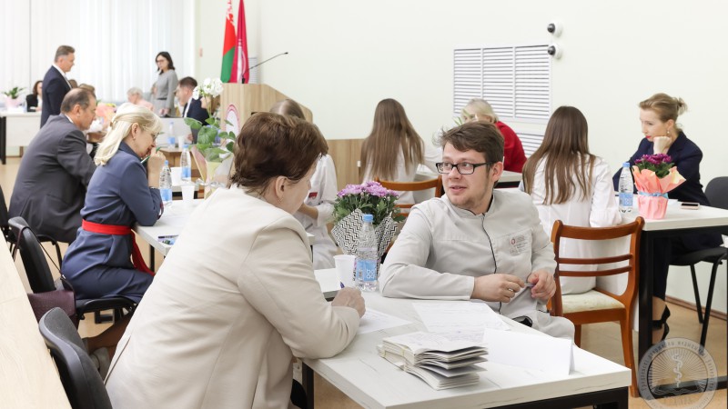 Государственные экзамены сдают выпускники педиатрического факультета