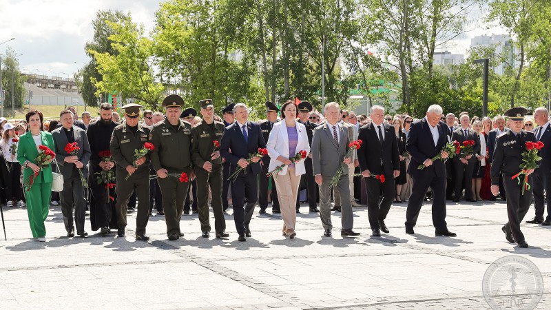Руководство ГрГМУ в День всенародной памяти жертв Великой Отечественной войны и геноцида белорусского народа приняло участие в митинге-реквиеме
