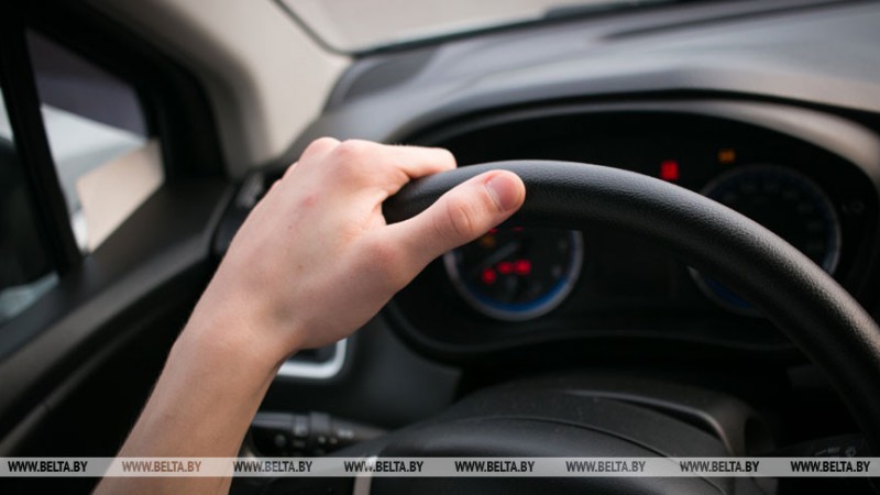 В Беларуси с 25 августа водители должны ездить с включенным ближним светом