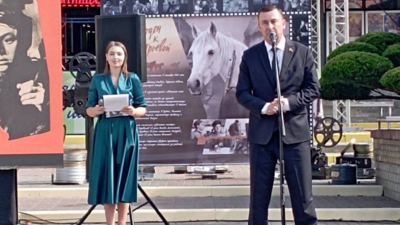 Студенты ГрГМУ приняли участие в церемонии открытия памятной плиты, посвящённой фильму «Годен к нестроевой»