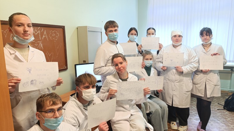 Сотрудники кафедры фтизиопульмонологии вместе со студентами с искренними поздравлениями ко Дню матери!