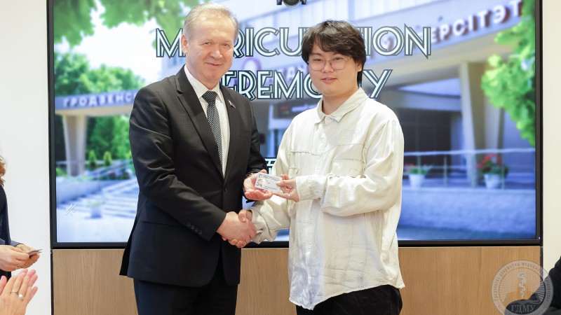 Магистрантам ГрГМУ из Китайской Народной Республики торжественно вручили студенческие билеты