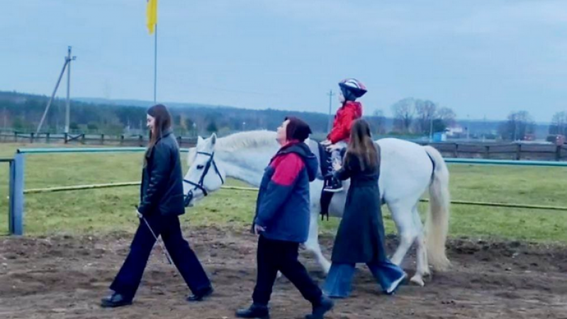Реабилитация через иппотерапию: волонтеры "Cardis" в проекте "ПодковаН"