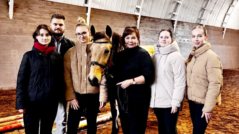 Реабилитация через иппотерапию: волонтеры "Cardis" в проекте "ПодковаН"