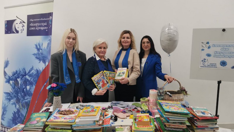 Члены БСЖ ГрГМУ присоединились к новогодней акции "Книгу принеси - подарок получи"