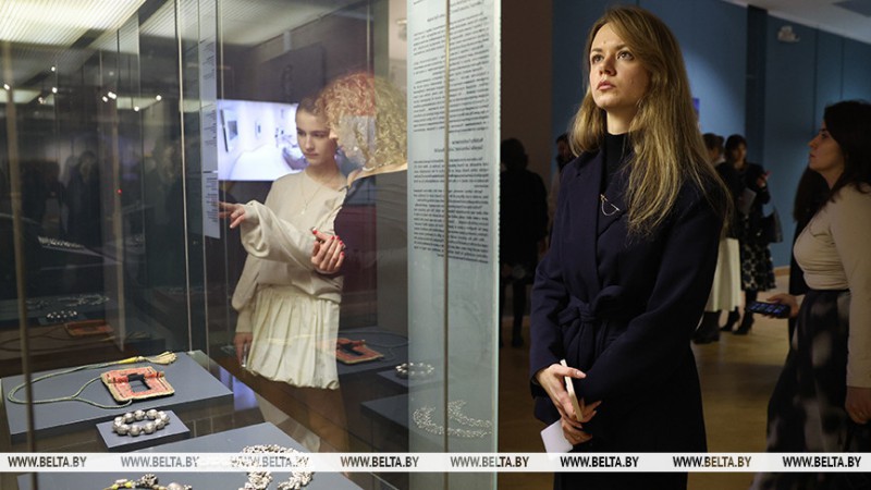 В Национальном художественном музее Беларуси открылась выставка «Элегантность серебра: сокровища оманского двора» из коллекции Национального музея Султаната Оман