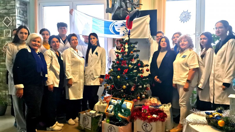 Благотворительный визит в больницу № 3 г. Гродно: новогодние поздравления от БСЖ и Молодёжного крыла ГрГМУ