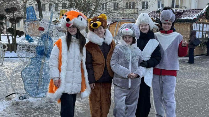 Новогодняя сказка для горожан. Творческие коллективы ГрГМУ представили праздничную программу у терема Деда Мороза