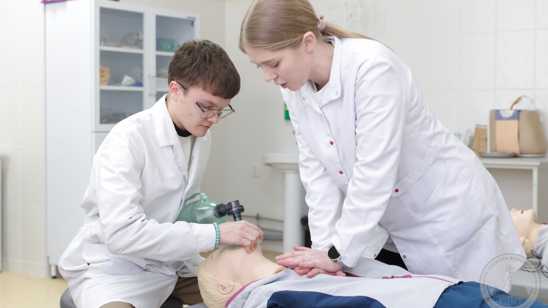 Полезные лекции и отработка практических навыков. В ГрГМУ продолжает работу зимняя научно-образовательная школа педиатров