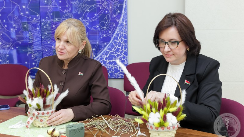 В Год белорусской женщины: мастер‑класс «Чароўнае суквецце» прошел в ГрГМУ