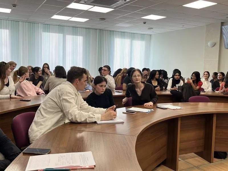 В ГрГМУ в рамках недели иностранных языков состоялся круглый стол, посвященный Году белорусской женщины