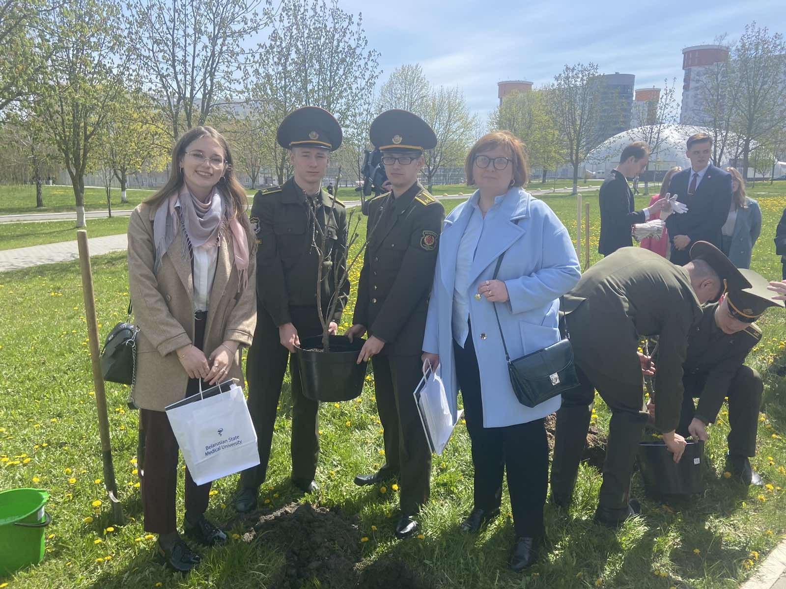 Нам жить и помнить...