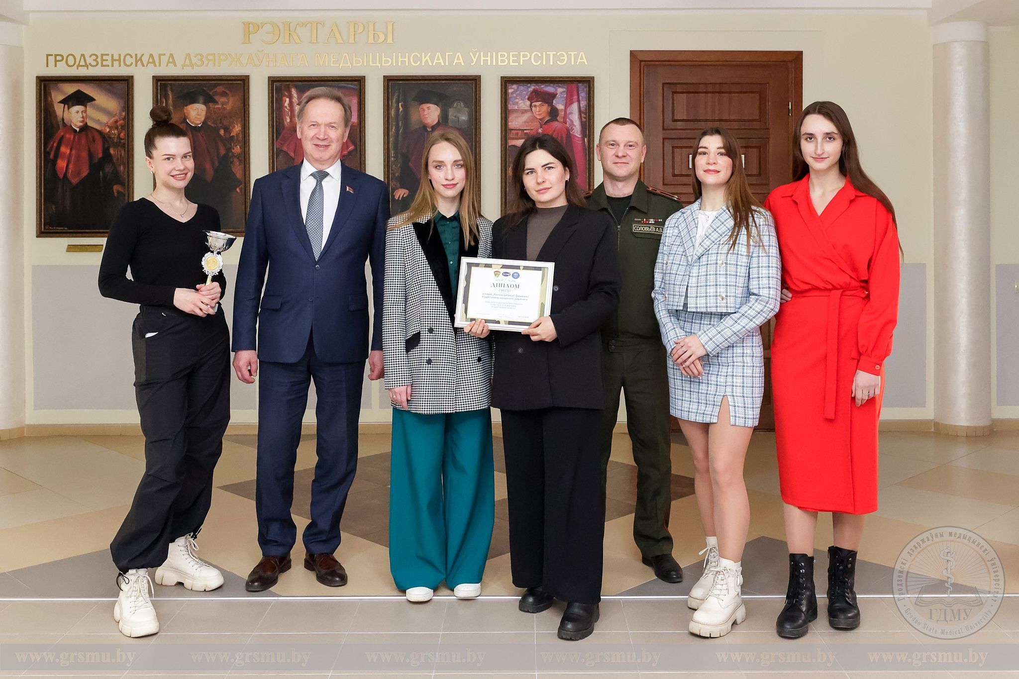 Команда ГрГМУ заняла II место в военно-патриотическом конкурсе «Я бы в армию пошла» среди студенток медицинских вузов