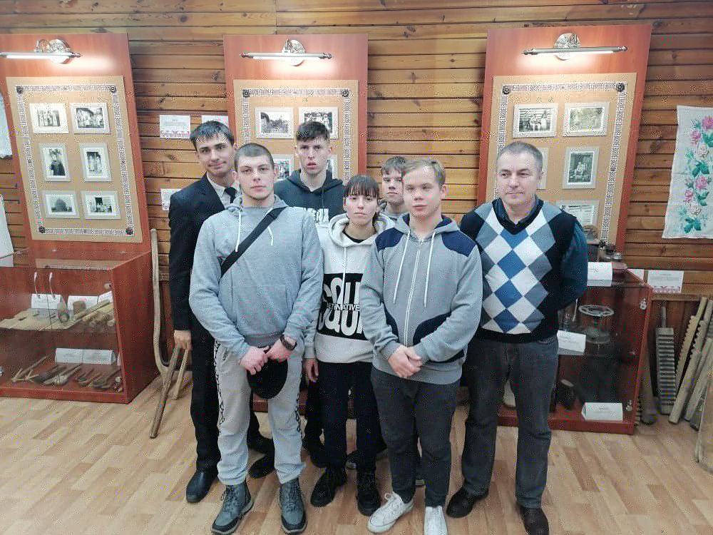 Навучэнцы каледжа бытавога абслугоўвання ў музеі этнаграфіі