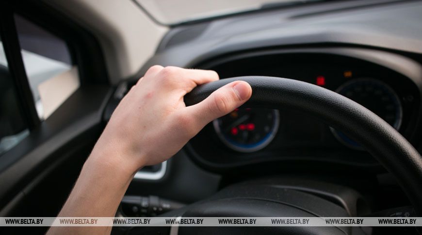 В Беларуси с 25 августа водители должны ездить с включенным ближним светом
