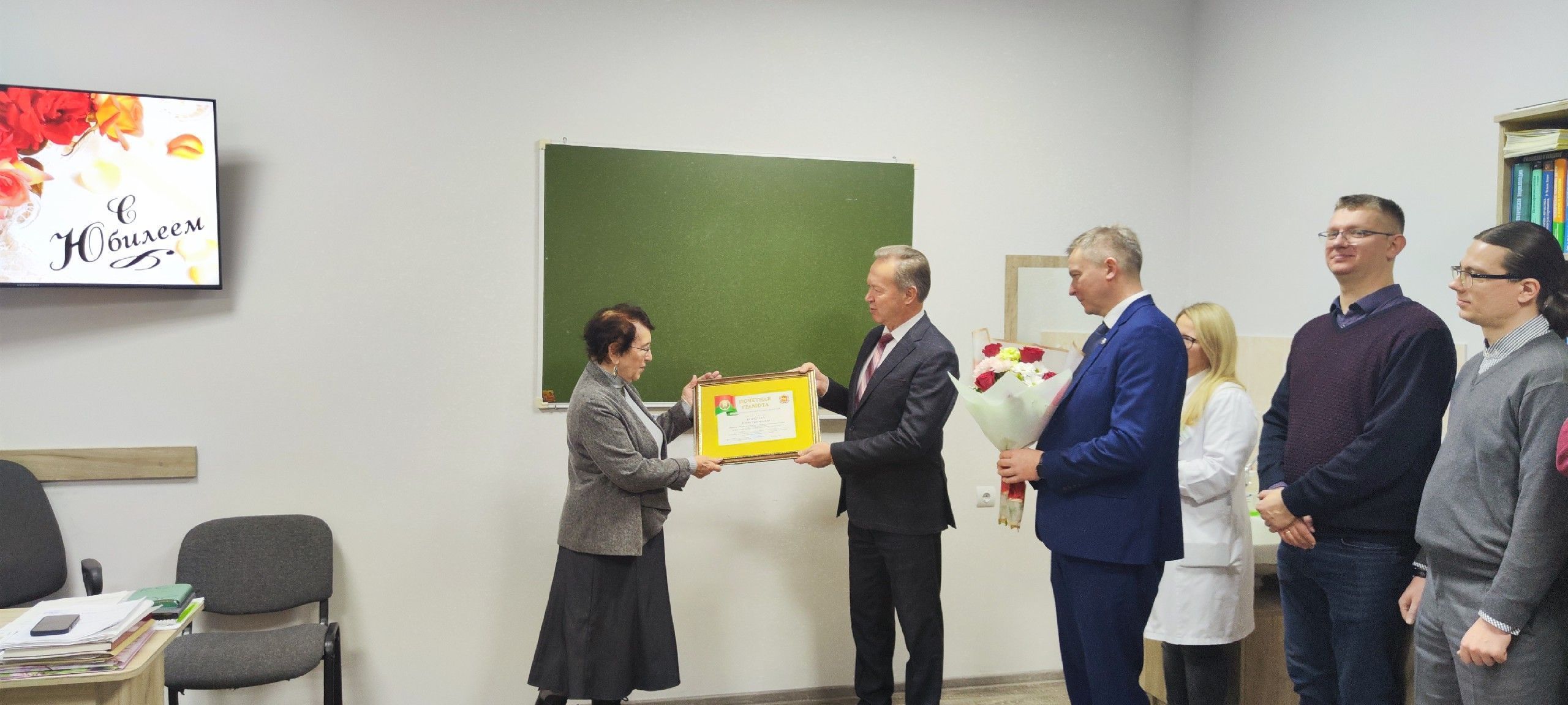 Торжественное поздравление Елены Григорьевны Королевой с 85-летним юбилеем
