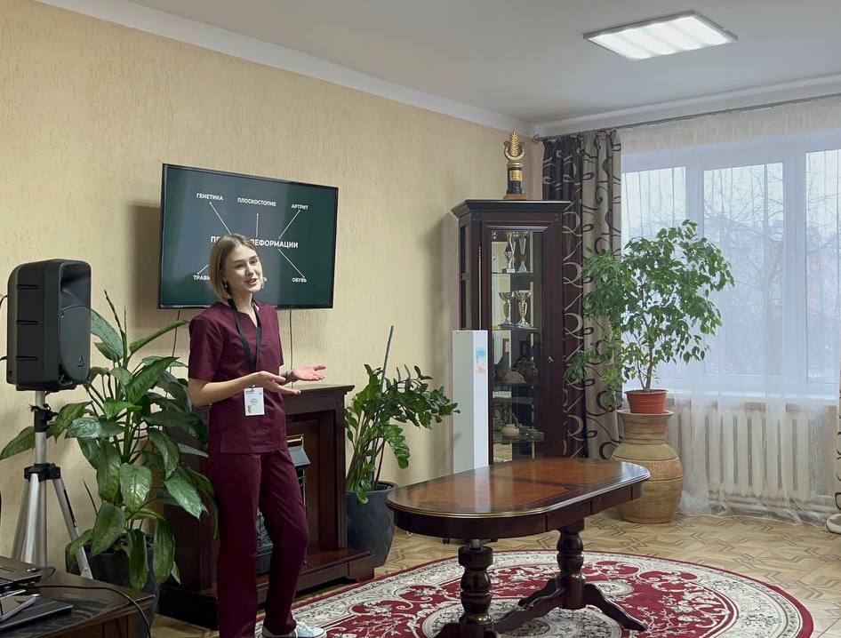«Помощь. Участие. Долголетие». Студенты ГрГМУ выступили с лекцией в центре досуга пожилых людей