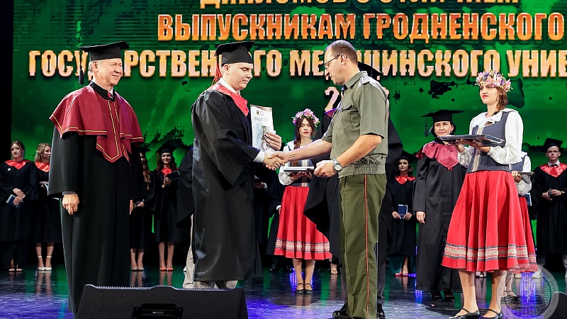 Вручение первых офицерских погон состоялось в Гродненском государственном медицинском университете