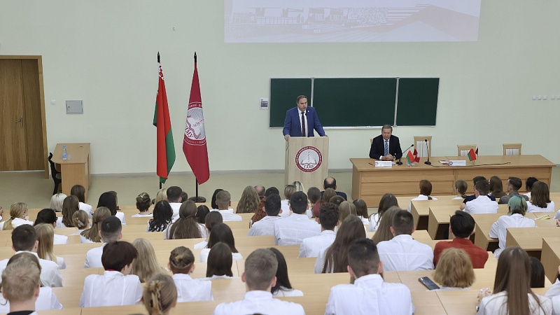 Старшыня аблвыканкама Уладзімір Сцяпанавіч Каранік правёў адкрыты дыялог з першакурснікамі Гродзенскага медуніверсітэта