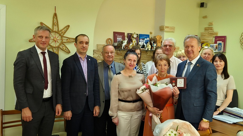 Поздравляем с высокой наградой!