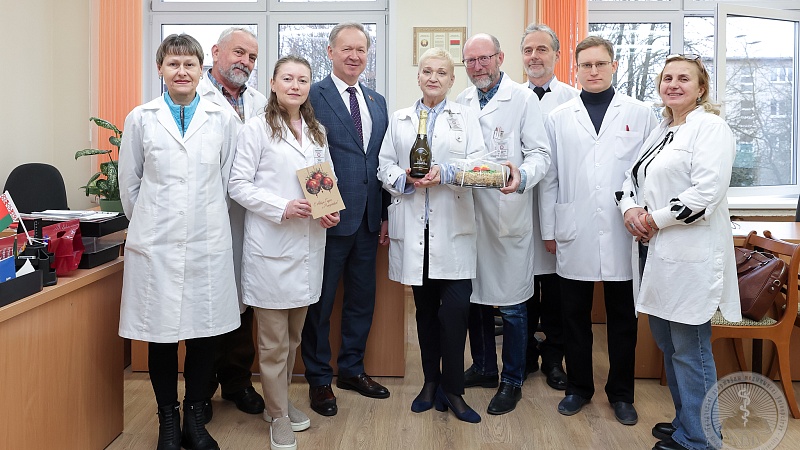 Новогодние поздравления и подарки! Руководство ГрГМУ поздравляет коллектив университета с наступающими праздниками