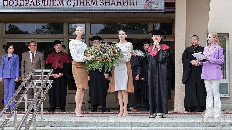 Путь в медицину начинается здесь! Торжественное собрание, посвященное Дню знаний, прошло в ГрГМУ